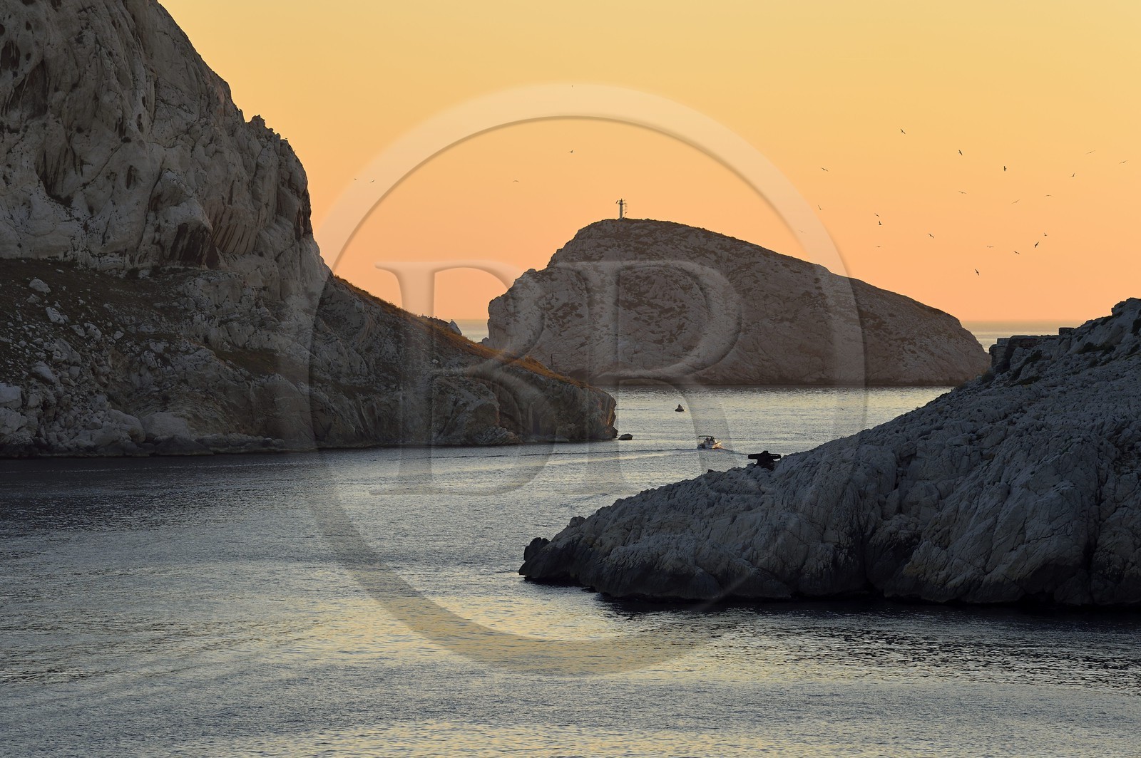 France, Bouches-du-Rhône (13), Marseille, Parc national des Calanques, Les Goudes, passages des Croisettes, les falaises de l'Ile Maire à gauche et l'Ile Tiboulen de Maire en arrière plan (demande d'autorisation nécessaire avant publication)
