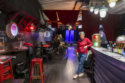 France, Yonne (89), Auxerre, la péniche La Scène des Quais amarrée au pied de la Passerelle de la Liberté, la directrice Mathilde Pelen