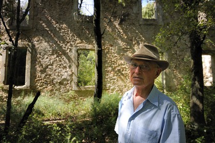 France, Hérault (34), Villeneuvette, ancienne manufacture royale, Gerard Maistre descendant des propriétaires de la manufacture de 1803 à 1954