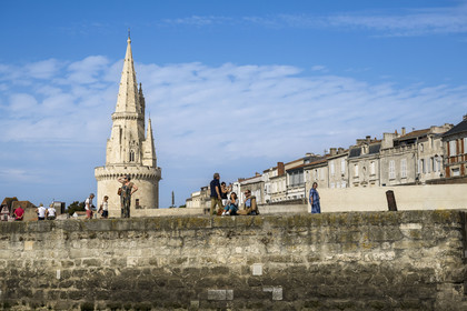 France, Charente-Maritime (17), La Rochelle, à l'entrée Vieux Port, la tour de la Lanterne