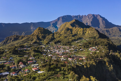 France, Ile de la Reunion, Cirque de Salazie, classé Patrimoine Mondial de l'UNESCO, le village de Mare à Vieille Place dominé par le Piton Gabou (vue aérienne)