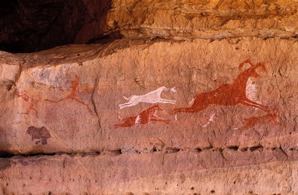 Libye, région du désert, Le Fezzan (Sahara), Tadrart Akakus, peinture rupestre, scène de chasse au mouflon (8000 ans)