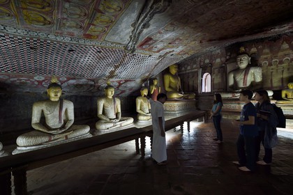 Sri Lanka, province du centre, district de Matale, Dambulla, Temple d'Or, Temple du Rocher Royal aussi appelé Ran Giri (Rocher doré) classé patrimoine mondial de l'UNESCO, la grotte n°2 Maharaja Viharaya est la plus vaste, Bouddha assis les mains jointes en forme de coupe dans la position méditative du dhyana mudra