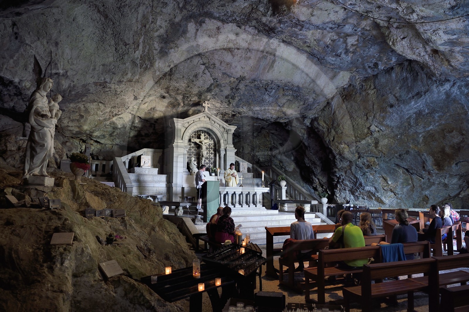 France, Var (83), Plan-d'Aups-Sainte-Baume, massif de la Sainte-Baume, office religieux dans la grotte sanctuaire de Sainte Marie-Madeleine