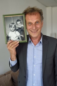 France, Var (83), Toulon, Théatre Liberté, l'acteur et metteur en scène Charles Berling aussi directeur du Théatre Liberté et de Châteauvallon-Liberté (scène nationale), ici en photo jeune avec sa petite soeur Marie