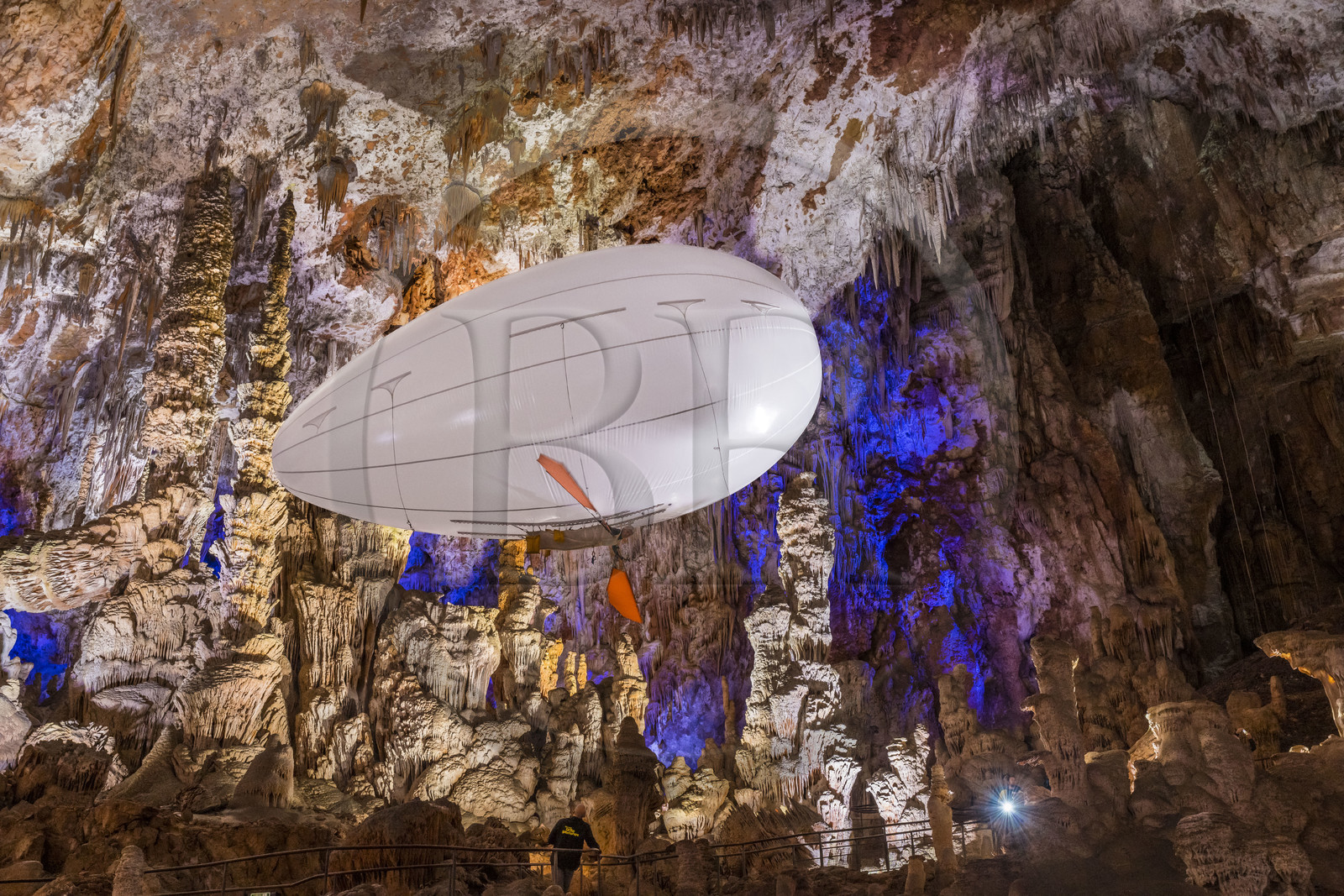 France, Gard (30), Méjannes-le-Clap, grotte de La Salamandre, découverte de la grotte en Aéroplume®, un ballon dirigeable individuel gonflé à l'hélium qui permet de s'envoler en battant des ailes