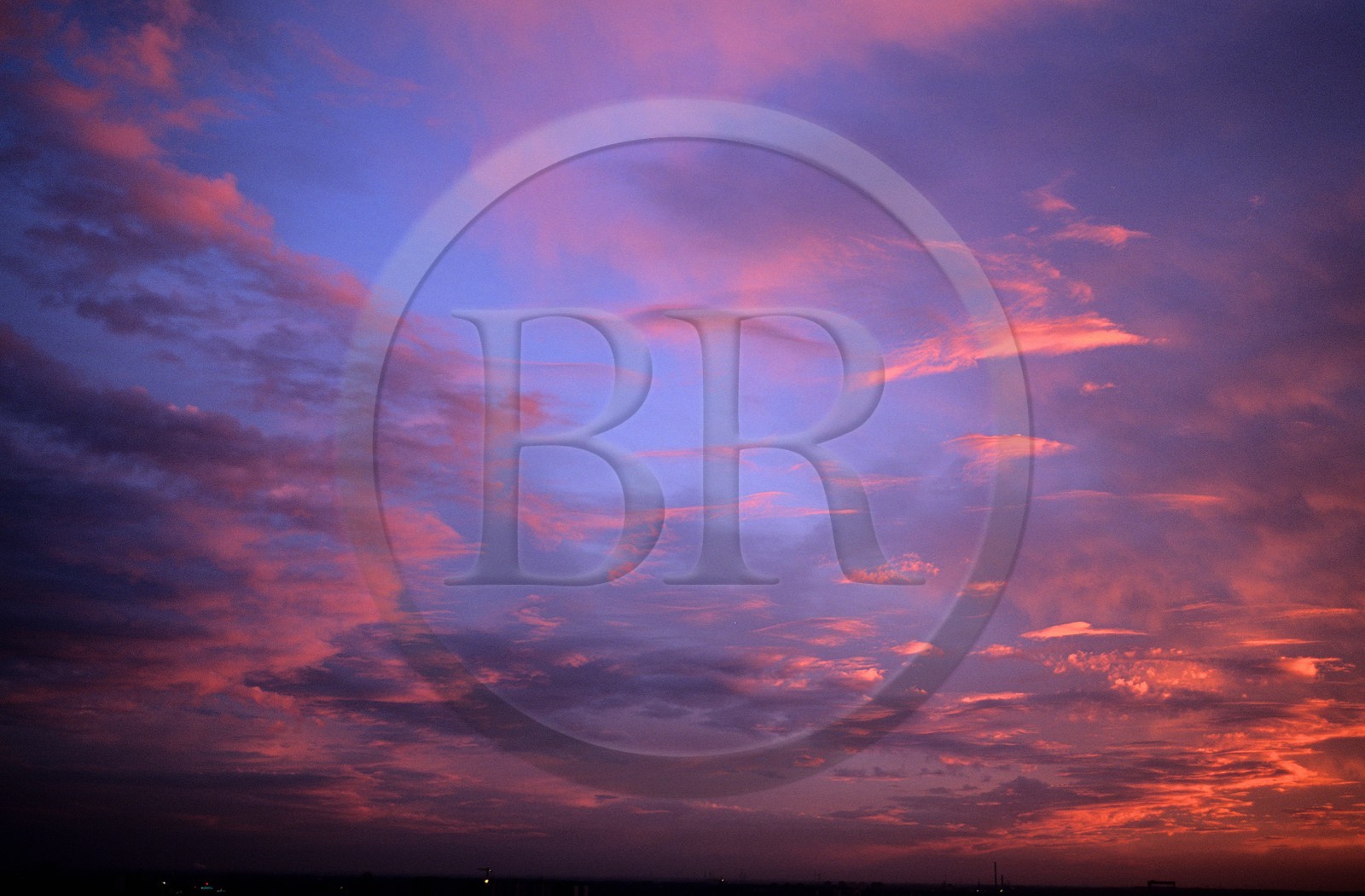 Belgique, coucher de soleil et nuages rougeoyant