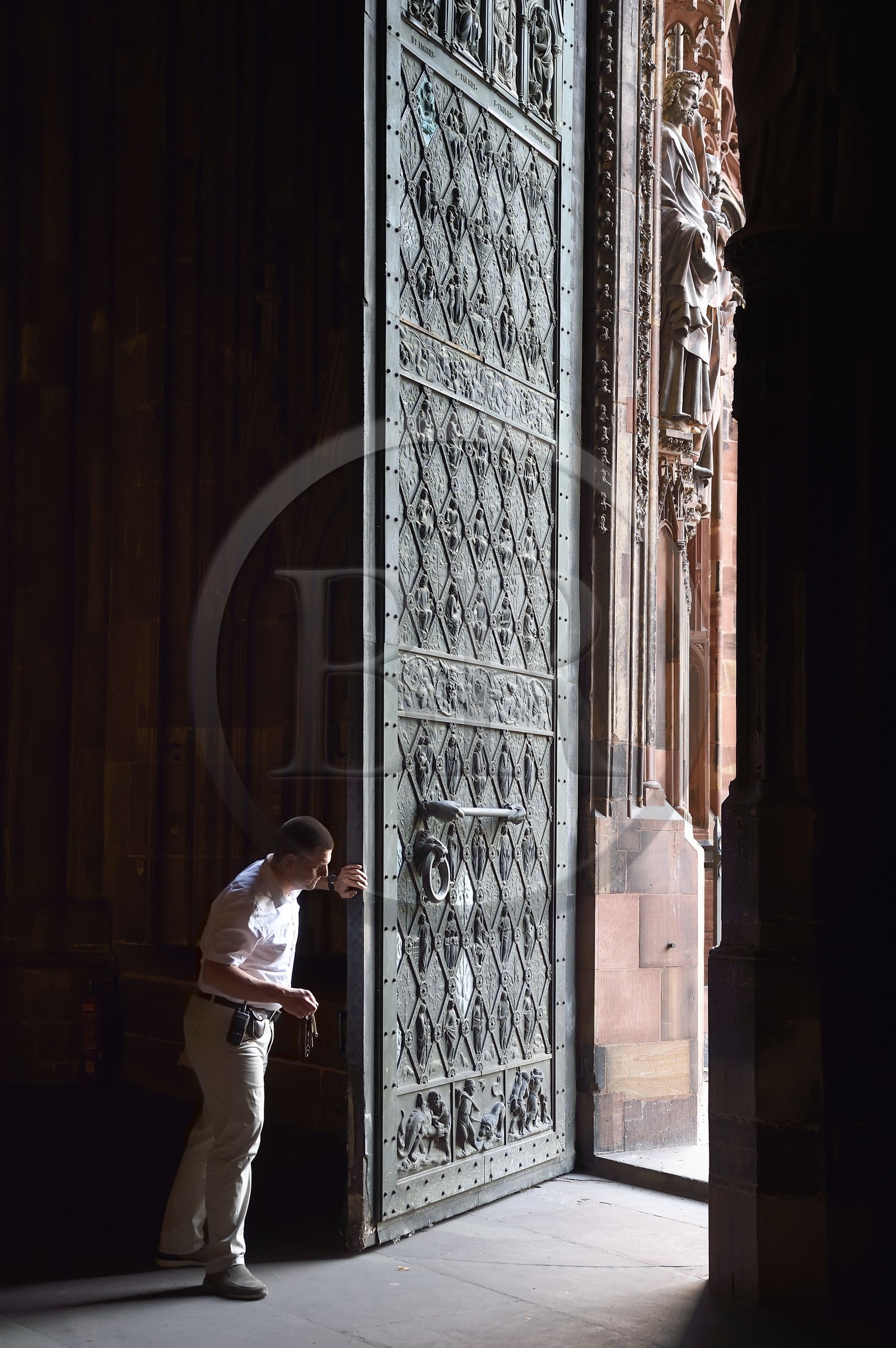 France, Bas-Rhin (67), Strasbourg, vieille ville classée au Patrimoine Mondial de l'UNESCO, la cathédrale Notre-Dame, le sacristain Michel Bolli ouvre la porte principale de la facade occidentale au petit matin