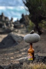 France, Ile de la Reunion, L'Etang Salé les Bains, la côte entre Le Gouffre et l'Etang du Gol, cairn de galets et d'une bouteille de bière bourbon dite Dodo