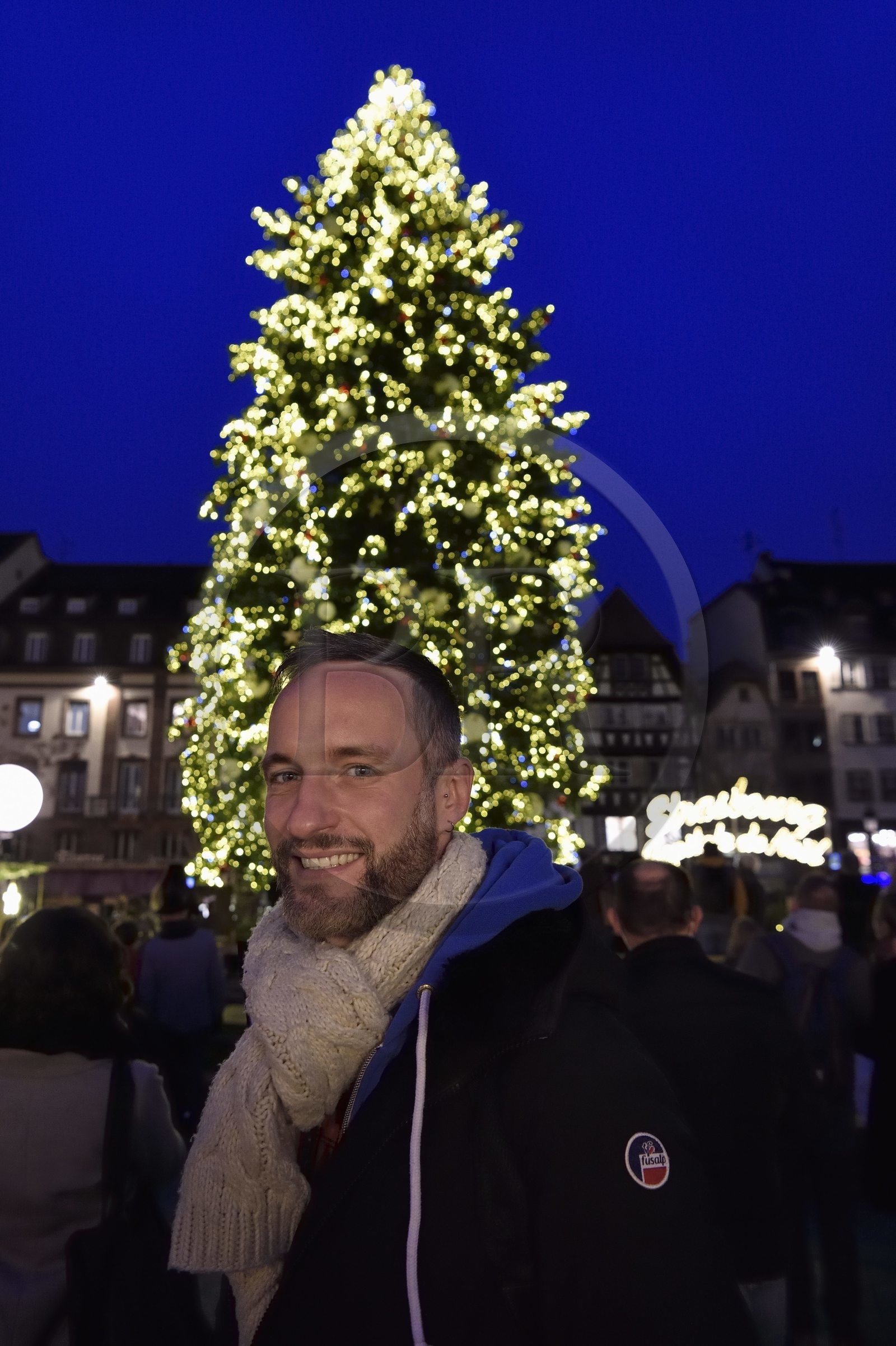 France, Bas-Rhin (67), Strasbourg, vieille ville classée au Patrimoine Mondial de l’UNESCO, Guillaume Petitjean, directeur artistique de Strasbourg Capitale de Noël devant le Grand Sapin de Noël de la place Kléber