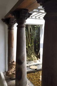 Sri Lanka, province de l'ouest, district de Colombo, Colombo, Lunuganga Estate, maison de l'architecte Geoffrey Bawa, petit patio intérieur