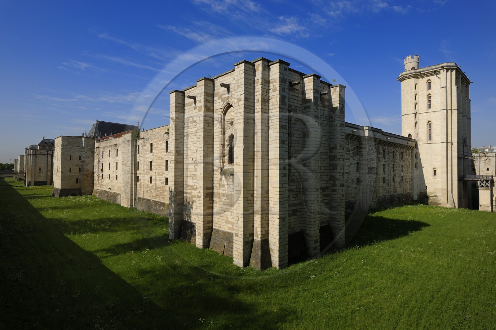 France, Val-de-Marne (94), Vincennes, le château de Vincennes, les remparts Est et la Tour du village