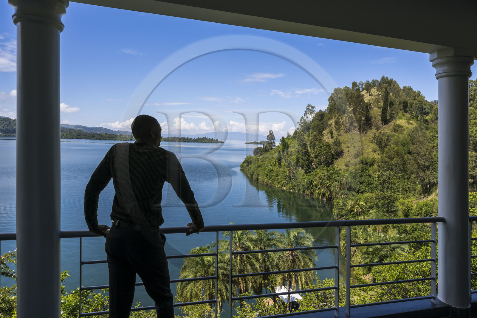 Rwanda, Province de l’Ouest, Karongi (anciennement nommée Kibuye), les rives du lac Kivu vues depuis la terrasse du guest house Inn on the lake Rwanda, Western Province, Karongi (formerly named Kibuye), the shores of Lake Kivu seen from the terrace of the Inn on the lake guest house