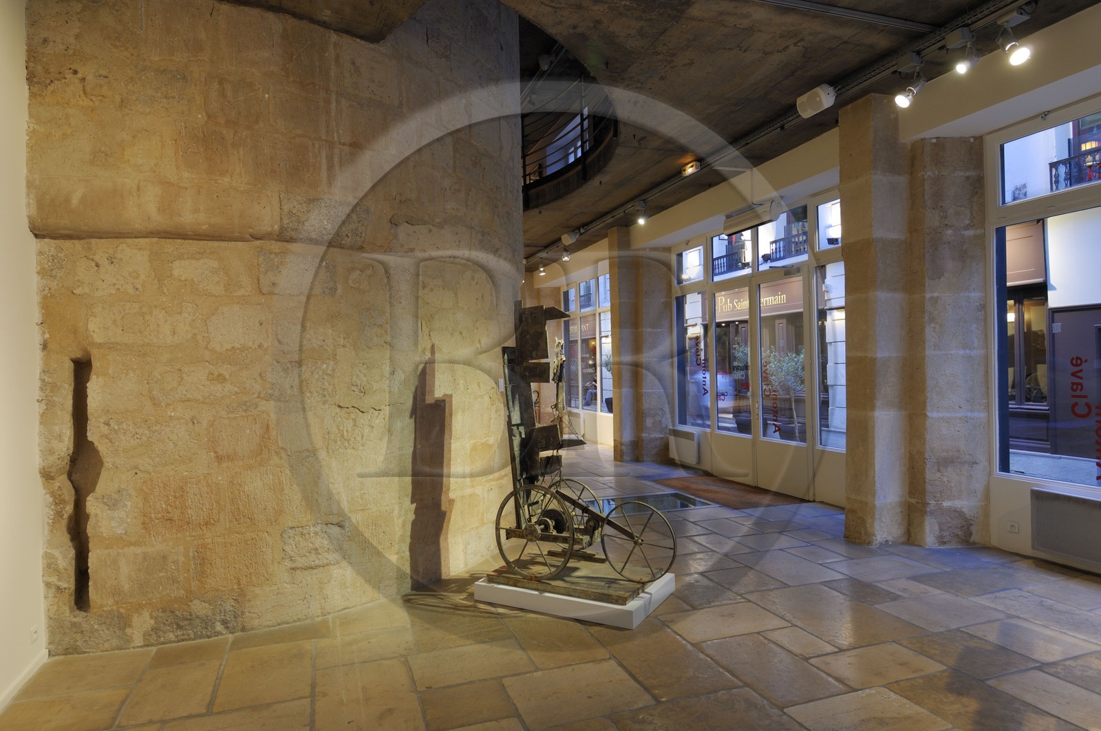 France, Paris (75), vestige de la muraille de Philippe Auguste dans l'ancienne maison de Catalogne située cour du Commerce Saint André des Arts