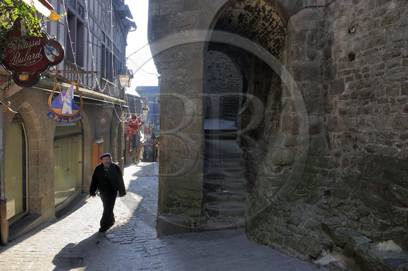 France, Manche (50), Mont-Saint-Michel, classé Patrimoine Mondial de l'UNESCO, passage sous l'église paroissiale Saint-Pierre et la Grande Rue