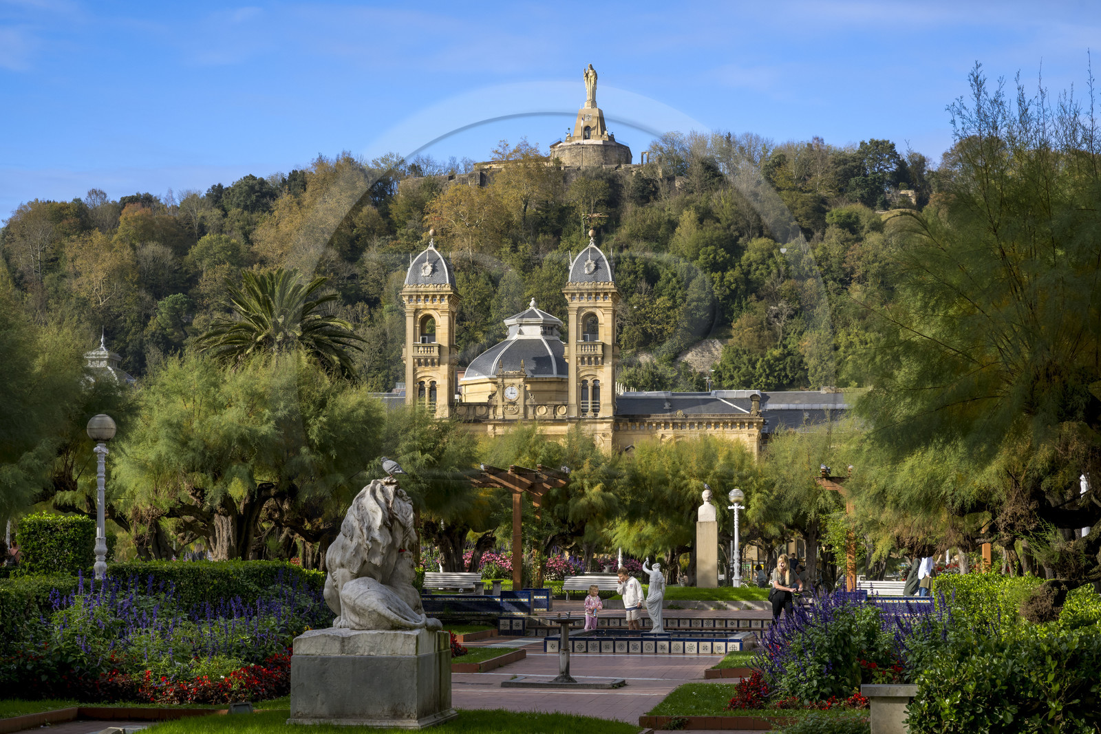 Espagne, province du Guipuscoa (Gipuzkoa), Saint-Sébastien (Donostia), Parc Alderdi Eder et la mairie en arrière plan au pied du Mont Urgull