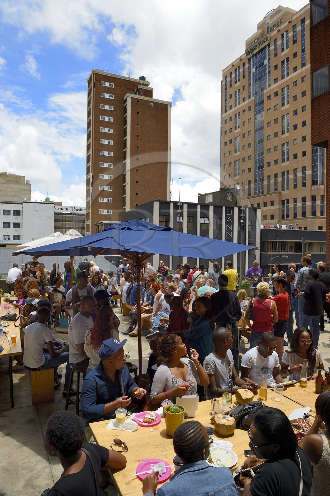 Afrique du Sud, province de Gauteng, Johannesburg, quartier de Braamfontein, Neighbourgoods Market, marché du samedi qui est autant une source d'approvisionnement pour des aliments de la ferme et des produits spécialisés comme il est un point de rencontre de la communauté pour échanger des idées et être entrainé par l'énergie qui fait Joburg