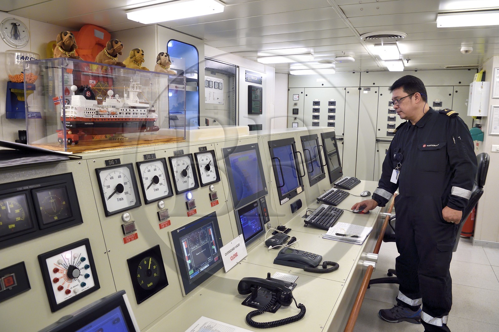 Groenland, cote Nord-Ouest, Baffin Bay, bateau de croisière MS Fram de la compagnie Hurtigruten, salle de contrôle des machines Groenland, cote Nord-Ouest, Baffin Bay, bateau de croisière MS Fram de la compagnie Hurtigruten, salle de contrôle des machines