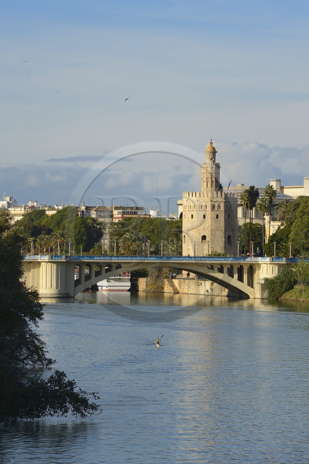 Espagne, Andalousie, Séville, en bordure du fleuve Guadalquivir, la Tour de l'Or (Torre del Oro), ancienne tour d'observation militaire construite au début du XIIIe siècle reconvertie en musée maritime