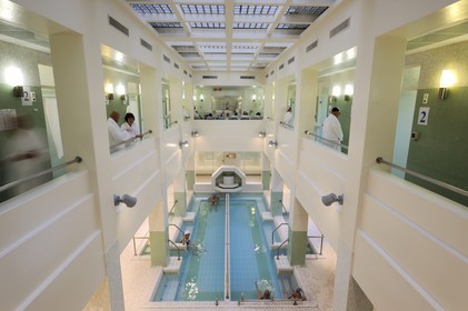 France, Vosges (88), Station thermale de Bains-les-Bains, la piscine des thermes