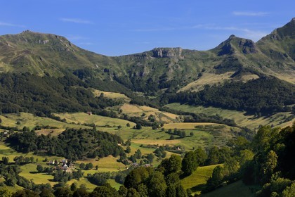 France, Cantal (15), monts du Cantal, Parc Naturel Régional des Volcans d' Auvergne, la vallée de la Jordanne vers Mandaille-Saint-Julien