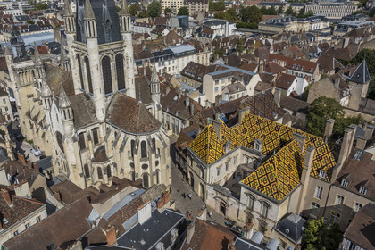 France, Côte-d'Or (21), Dijon, zone classée Patrimoine Mondial de l'UNESCO, toit coloré en tuiles vernissées de l'Hotel de Vogüé et l'église Notre-Dame de Dijon (vue aérienne)
