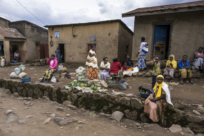 Rwanda, Province du Nord, District de Musanze (Ruhengeri), Busogo, un des village sur les pentes du mont Karisimbi dans les montagnes des Virunga à la sortie du Parc national des Volcans où vivent les gorilles, 10% des revenus du tourisme des gorilles sont reversés aux communautés locales