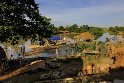 Vietnam, province de Ninh Binh, petit chantier naval