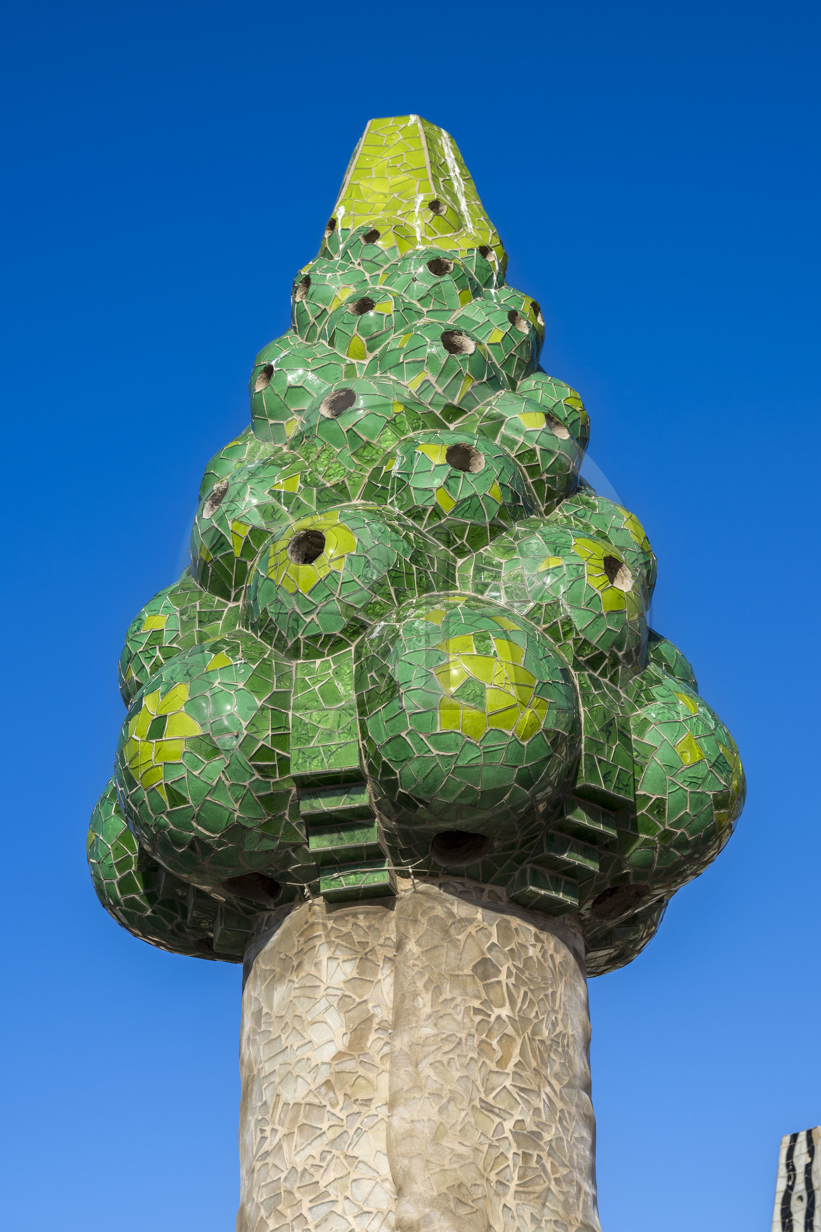 Espagne, Catalogne, Barcelone, le Palais Güell (Palau Güell) construit entre 1886 et 1891 et réalisé par l'architecte du modernisme catalan Antoni Gaudi, site classé au Patrimoine Mondial de l'UNESCO, cheminées et tours d'aération sur le toit terrasse
