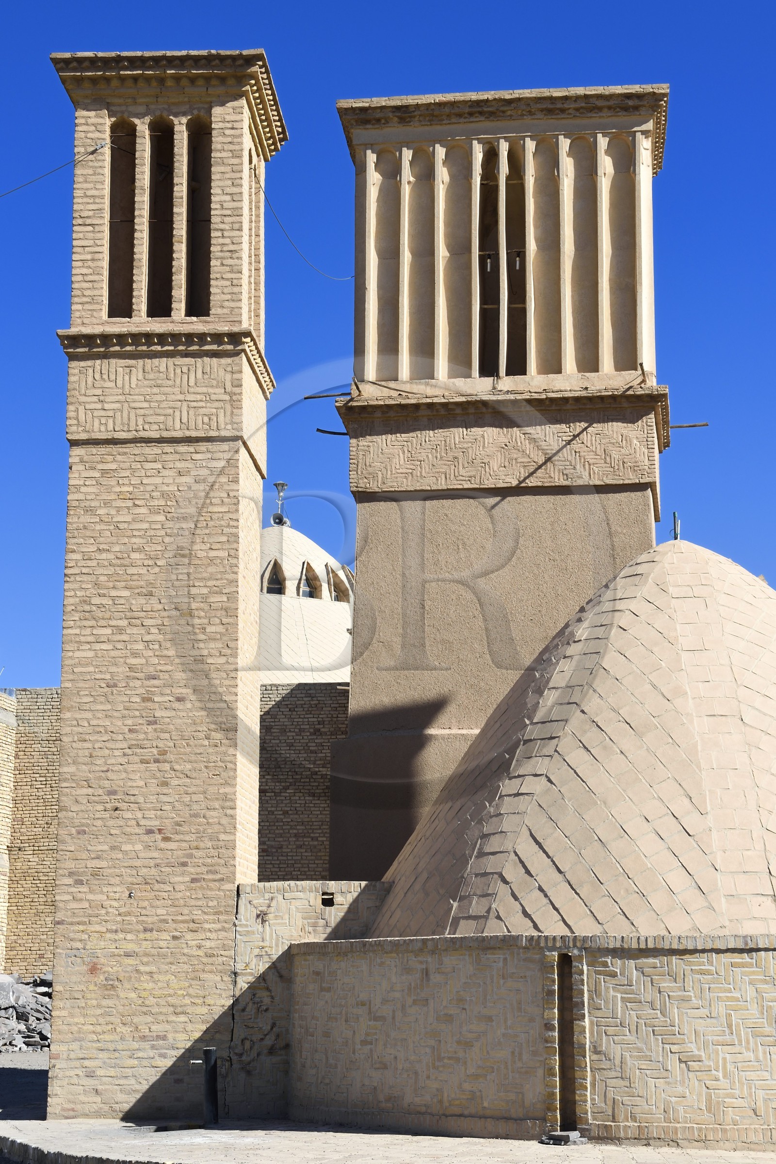 Iran, Province d'Ispahan, désert du Dasht-e Kavir, ville de Nain ou Na'in, un ab anbar (réservoir d'eau) avec des domes doubles et badgir ou tour du vent