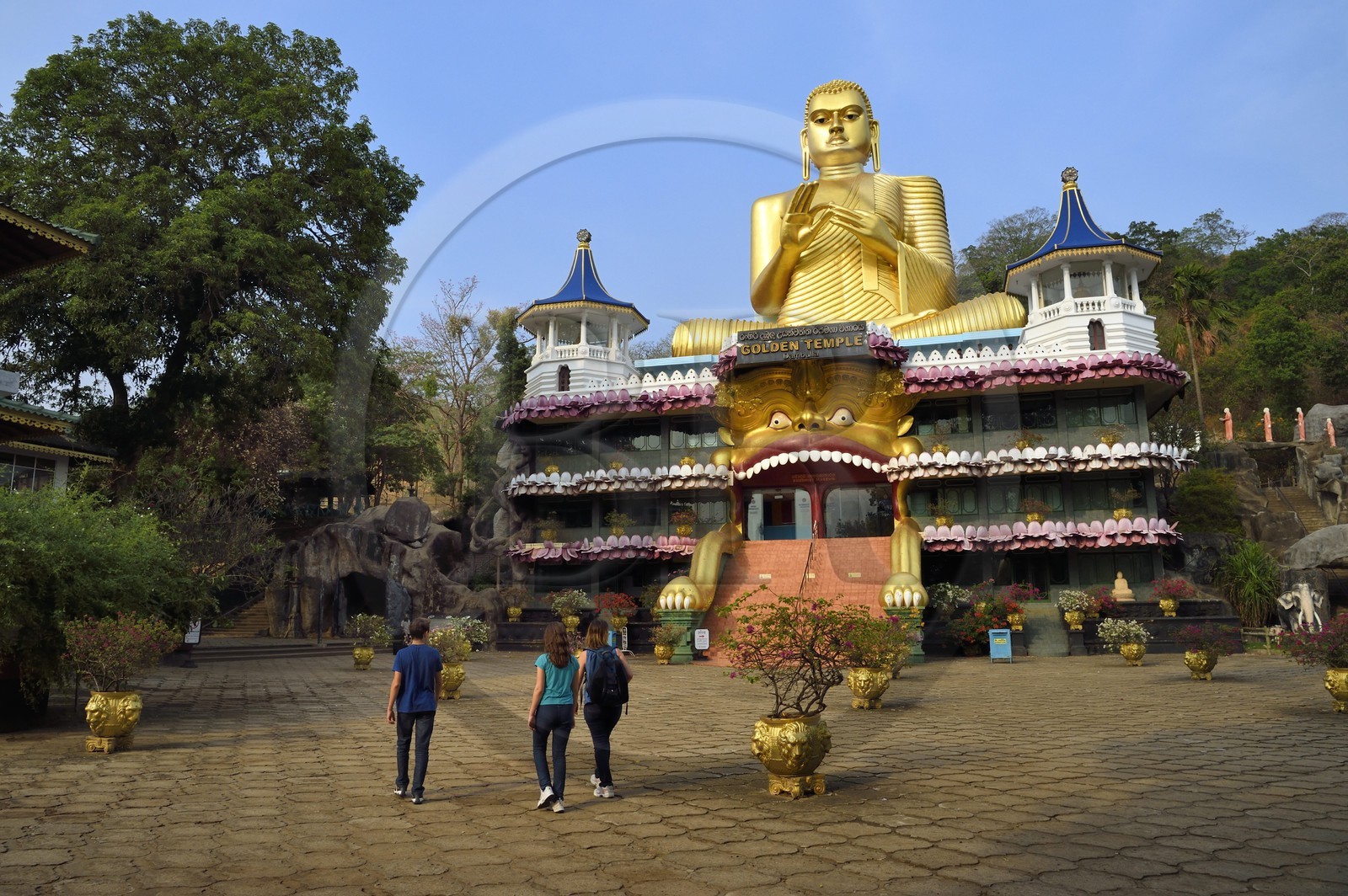 Sri Lanka, province du centre, district de Matale, Dambulla, Temple d'Or situé en dessous du Temple du Rocher Royal aussi appelé Ran Giri (Rocher doré) classé patrimoine mondial de l'UNESCO
