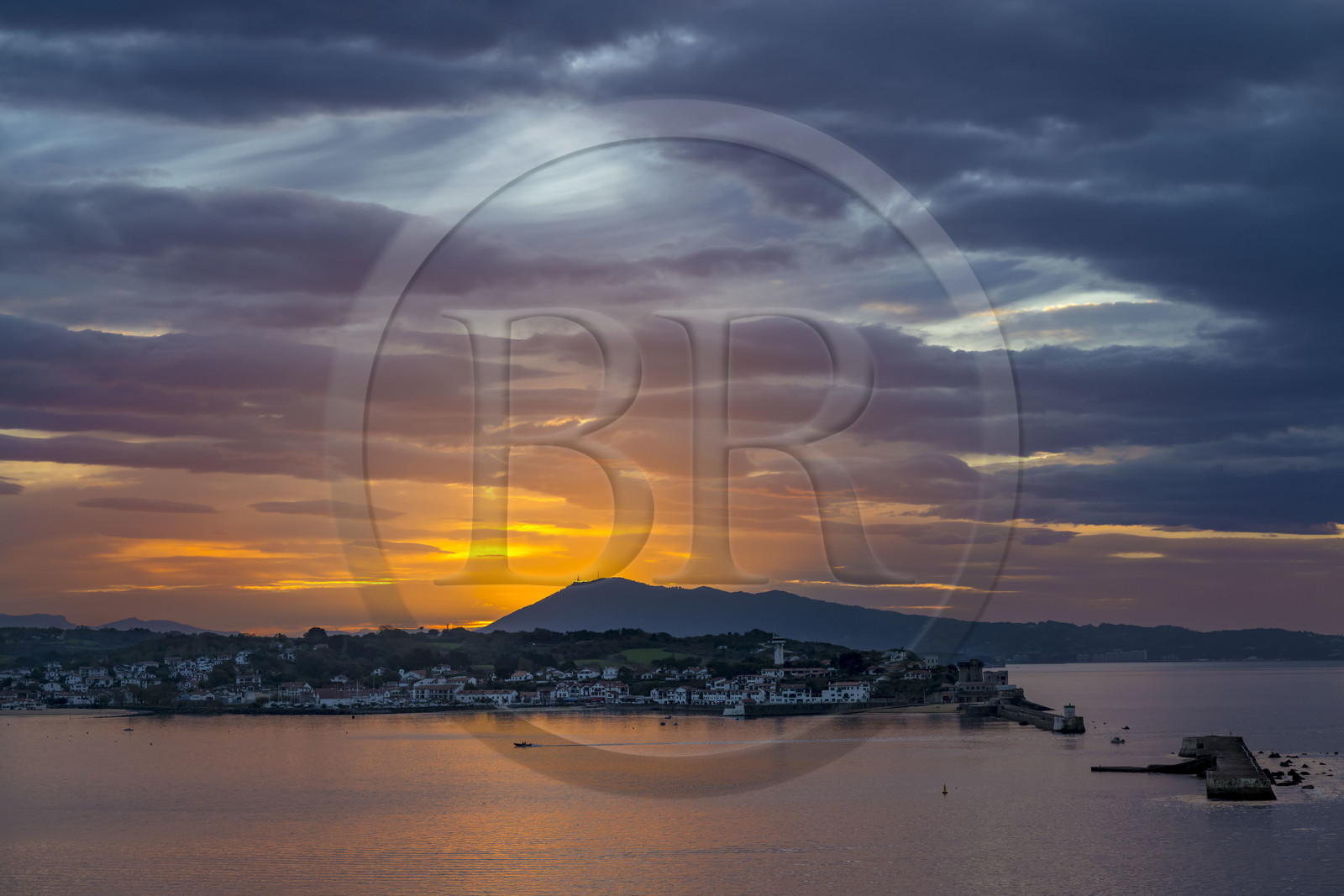 France, Pyrénées-Atlantiques (64), la côte du Pays-Basque, la baie de Saint-Jean-de-Luz et Ciboure en arrière plan France, Pyrénées-Atlantiques (64), la côte du Pays-Basque, la baie de Saint-Jean-de-Luz et Ciboure en arrière plan