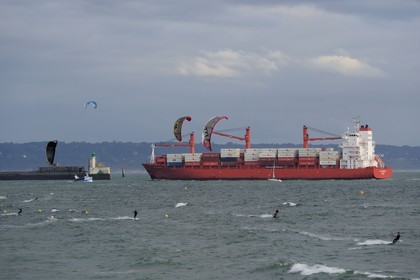 France, Seine-Maritime (76), Le Havre, kitesurfing sur la grande plage devant l'entrée du port et non loin du passage des grands porte-containers