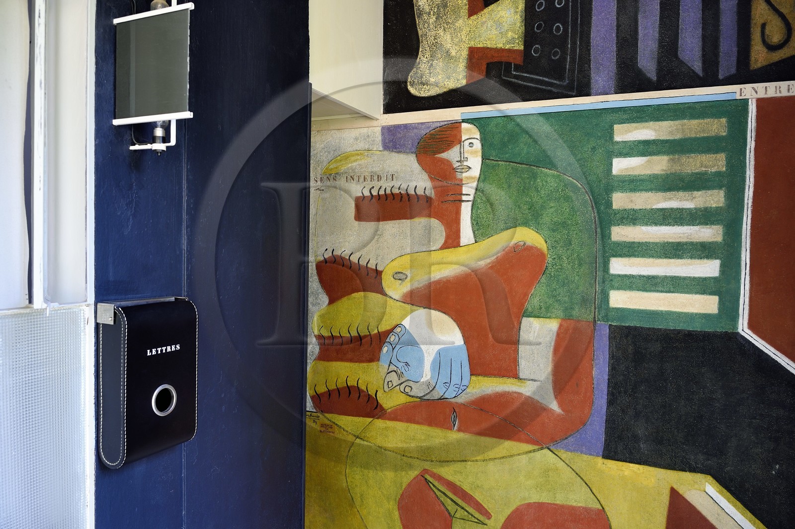 France, Alpes Maritimes (06), Roquebrune-Cap-Martin, Cap Martin, sentier du Buse, Villa E1027 conçue par l'architecte et designer Eileen Gray pour l'architecte Jean Badovici, peinture murale de Le Corbusier et boite aux lettres en cuir refaite par Hermes (Demande d'autorisation nécessaire avant publication)