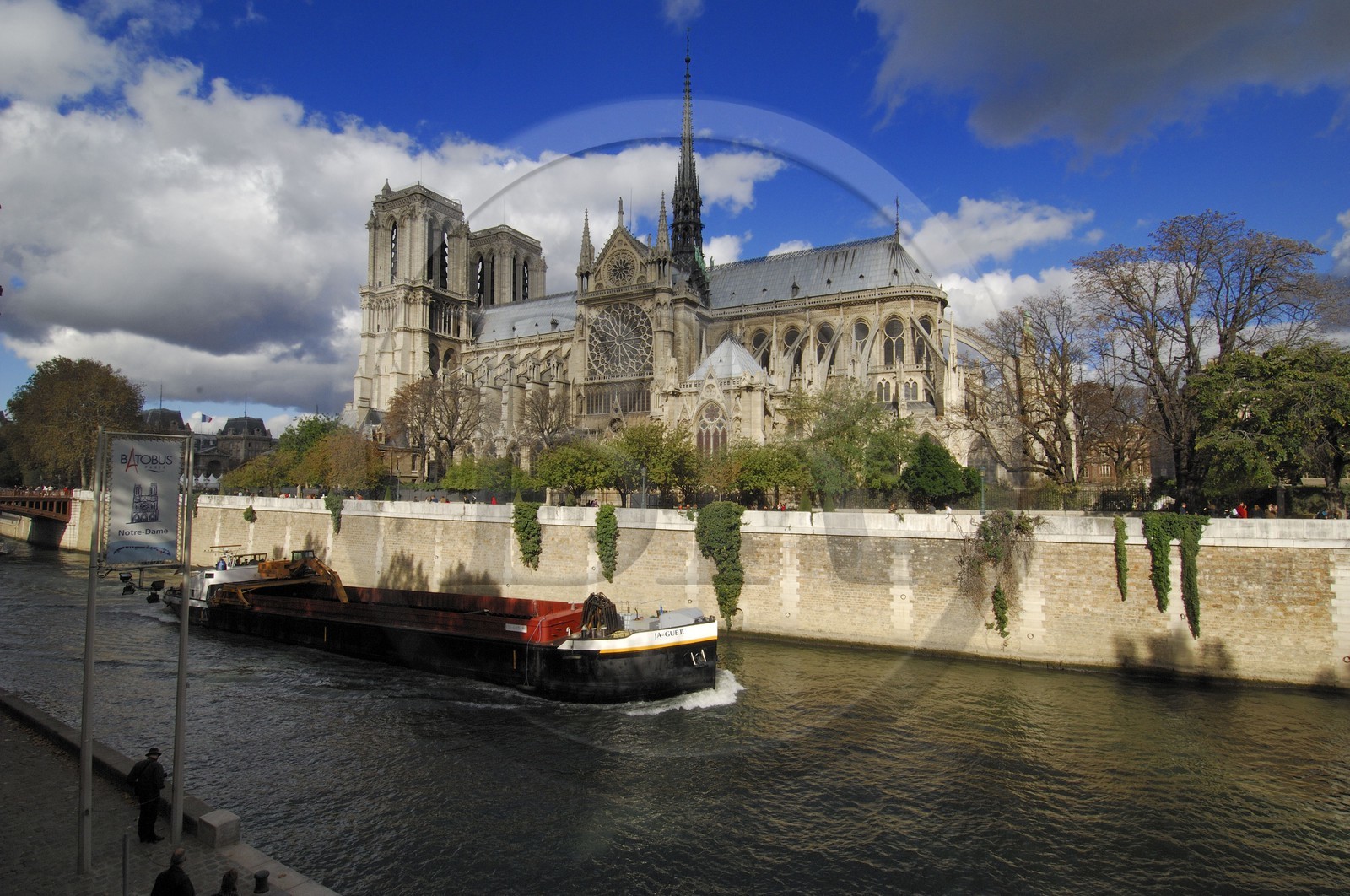 France, Paris (75), les rives de la Seine classées Patrimoine Mondial de l'UNESCO, une péniche devant la cathédrale Notre-Dame