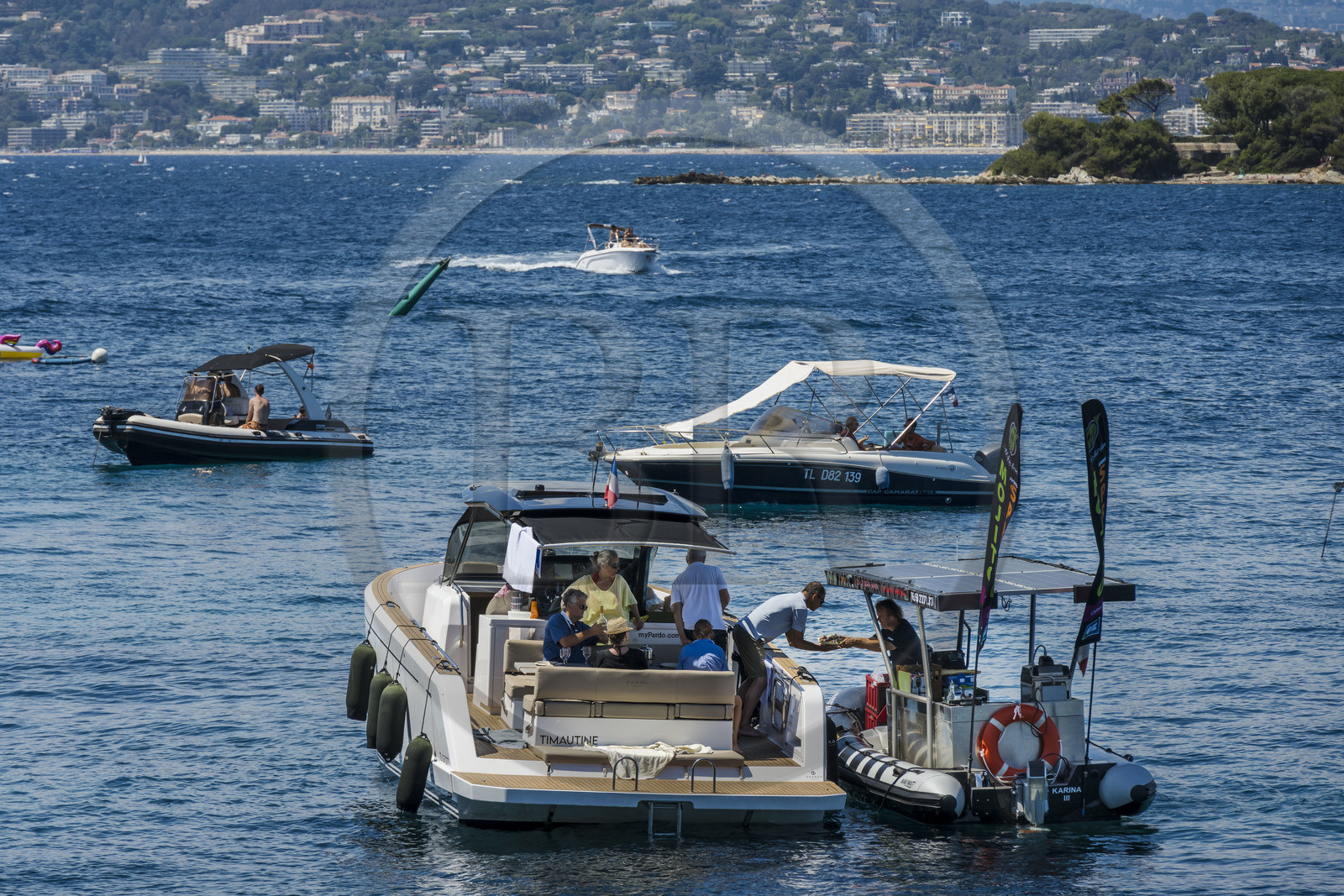 France, Alpes-Maritimes (06), Cannes, le bras de mer entre les deux Iles de Lérins, les Iles de Saint-Honorat et Sainte-Marguerite, bateau-bar pour les bateaux au mouillage