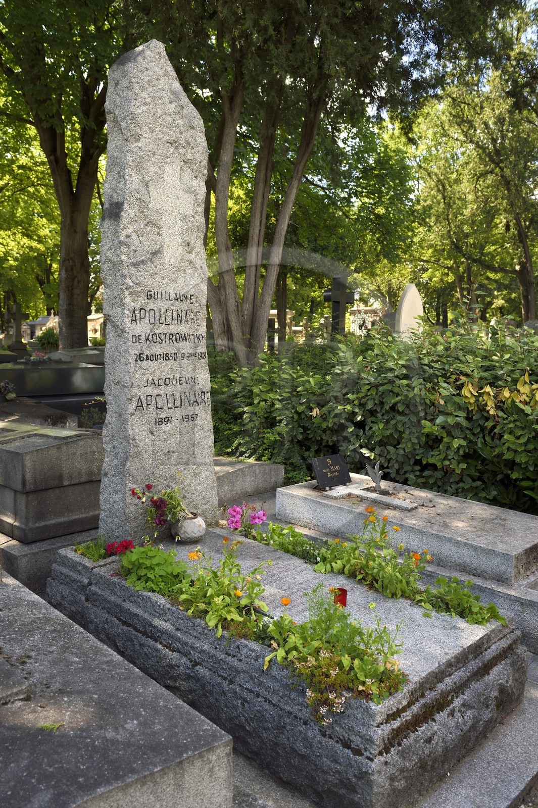 France, Paris (75), cimetière du Père-Lachaise, tombe de Guillaume Apollinaire, monument-menhir conçu par Picasso et financé par la vente aux enchères de deux œuvres de Matisse et Picasso en1924
