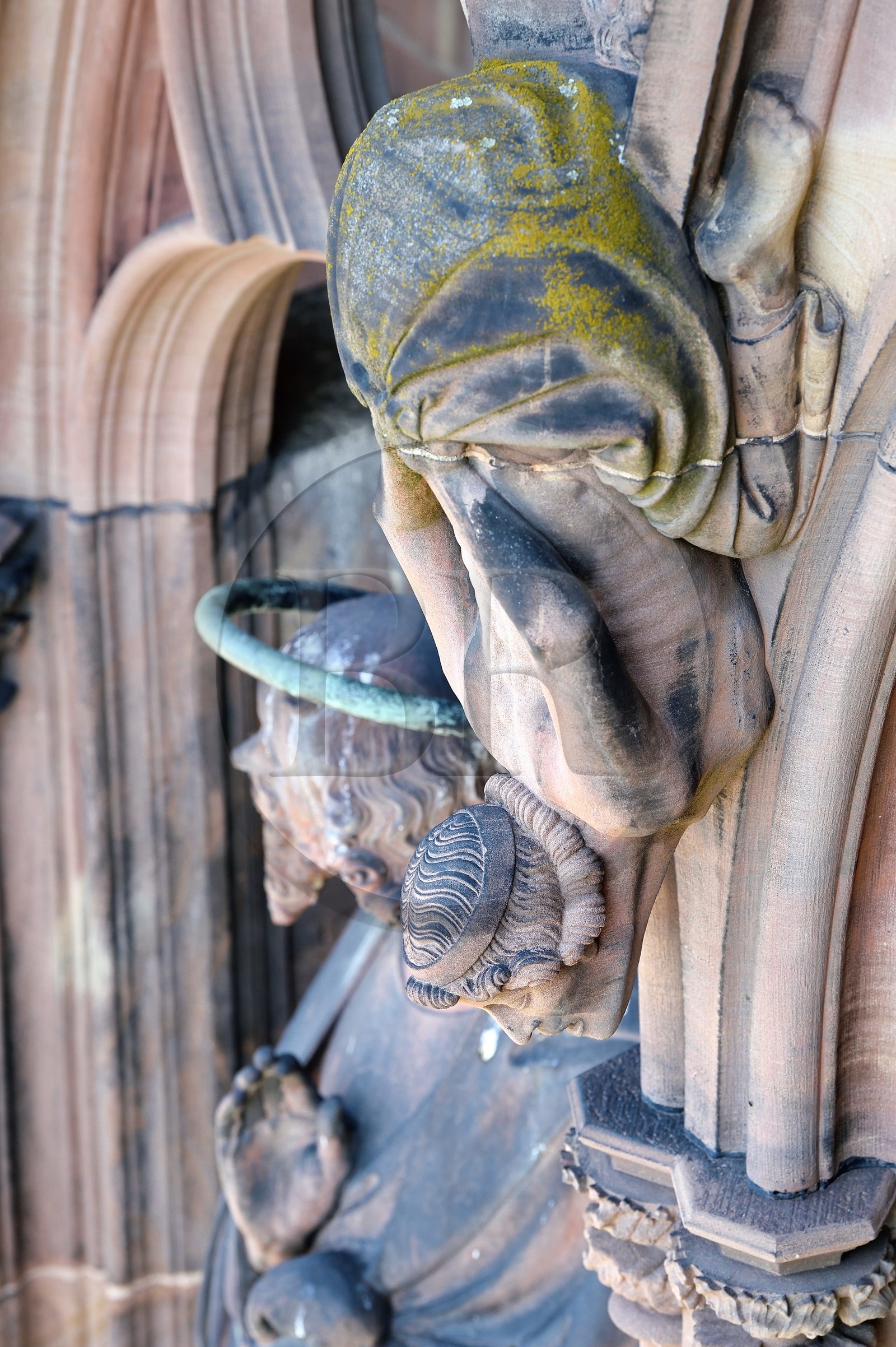 France, Bas-Rhin (67), Strasbourg, vieille ville classée au Patrimoine Mondial de l'UNESCO, la cathédrale Notre-Dame, la facade occidentale, la galerie des apotres, êtres difformes et chimériques sur les colonnes entre les apotres