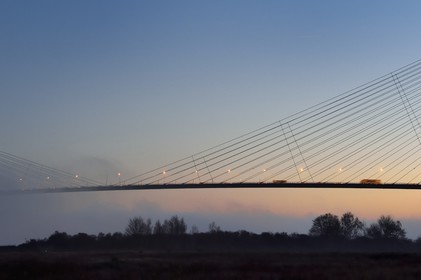 France, entre Calvados (14) et Seine-Maritime (76), le Pont de Normandie à l'aube, il enjambe la Seine pour relier les villes de Honfleur et du Havre