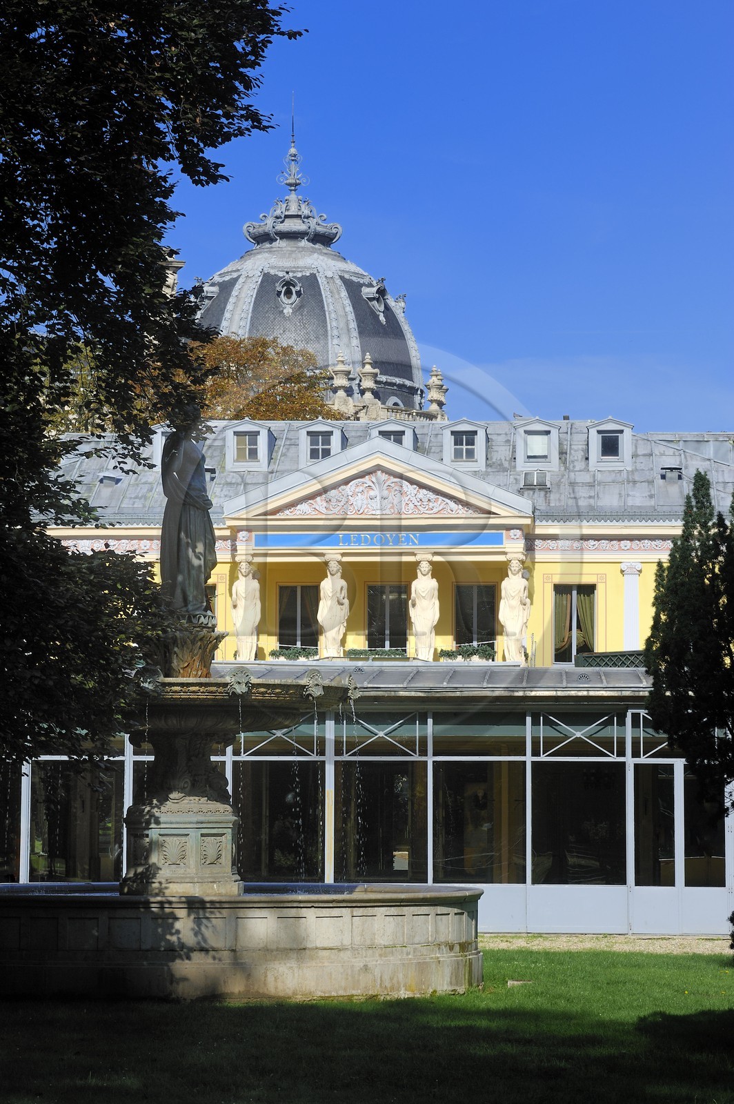 France, Paris (75), façade du Pavillon Ledoyen, restaurant gastronomique et toit du Petit Palais en arrière plan