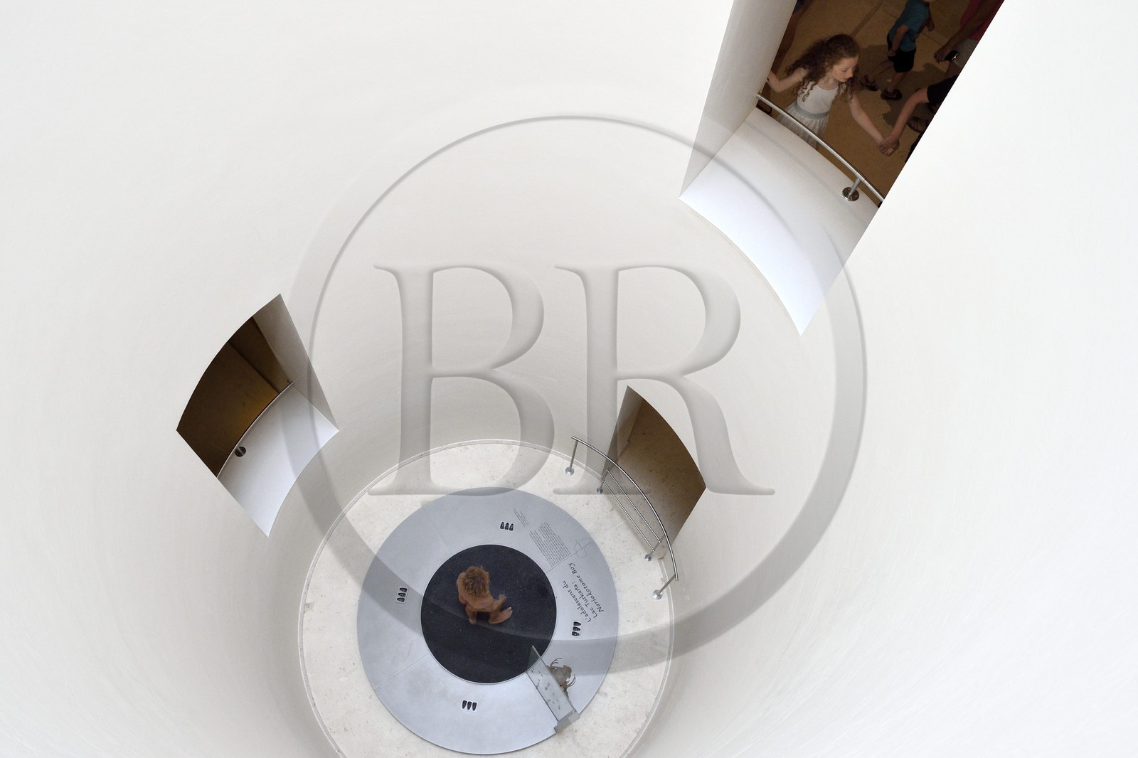 France, Dordogne (24), Périgord Noir, vallée de la Vézère, Les Eyzies-de-Tayac-Sireuil, site classé Patrimoine Mondial de l'UNESCO, Musée National de la Préhistoire, reconstitution et squelette de l’adolescent du Lac Turkana (Nariokotome Boy), ce fossile daté d'environ 1,8 millions d'années est rapporté soit à l’espèce Homo ergaster soit à l’espèce Homo erectus