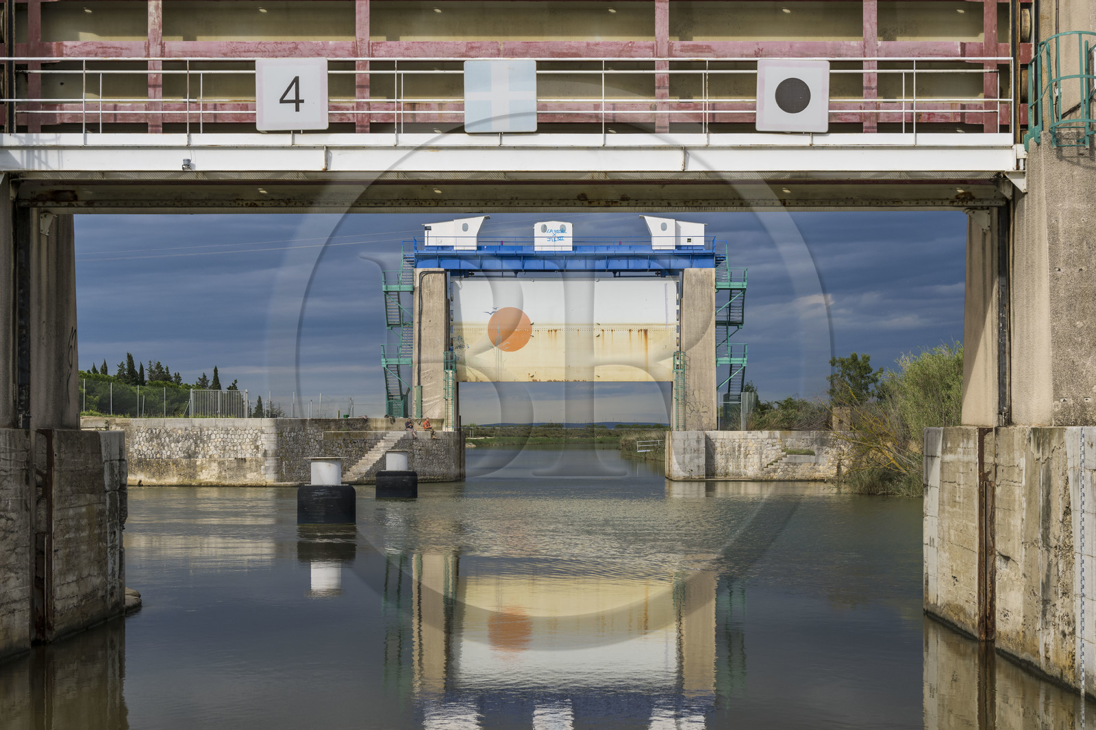 France, Gard (30), Aigues-Mortes, les Portes de Vidourle qui permettent au canal du Rhône à Sète de franchir le fleuve Vidourle et de controler ses crues