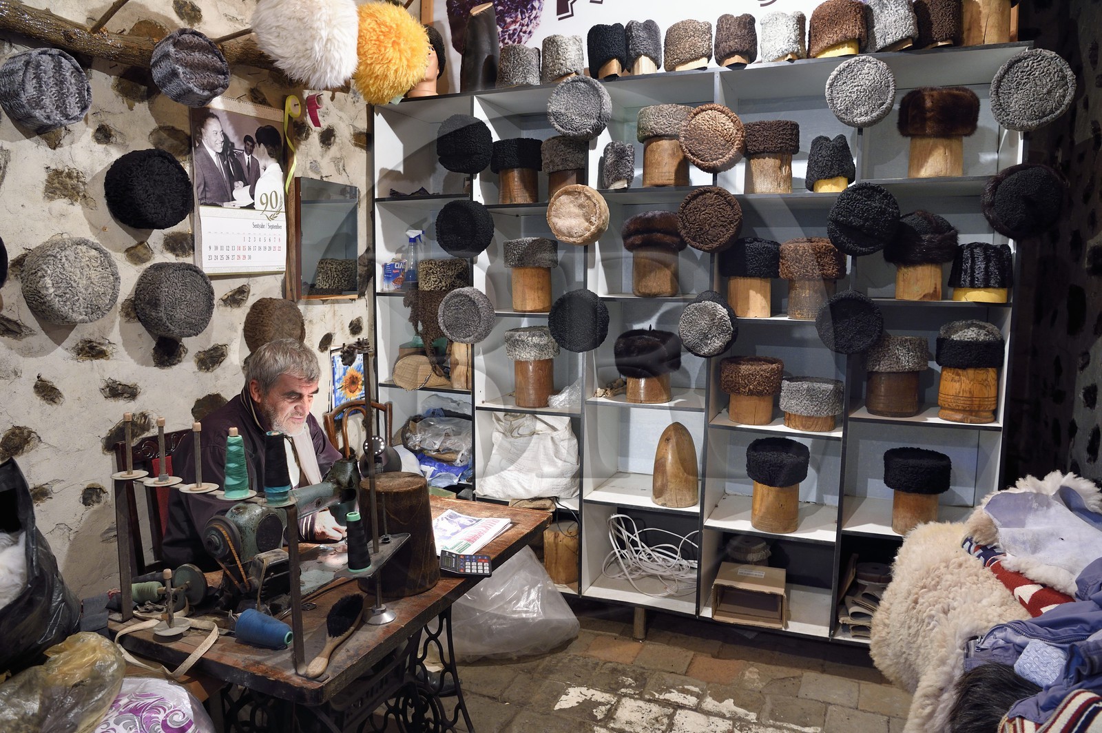 Azerbaïdjan, Sheki (Shaki), boutique du chapelier Karimov Aqil, papakha