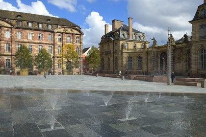 France, Bas-Rhin (67), Strasbourg, vieille ville classée au Patrimoine Mondial de l'UNESCO, place du Château
