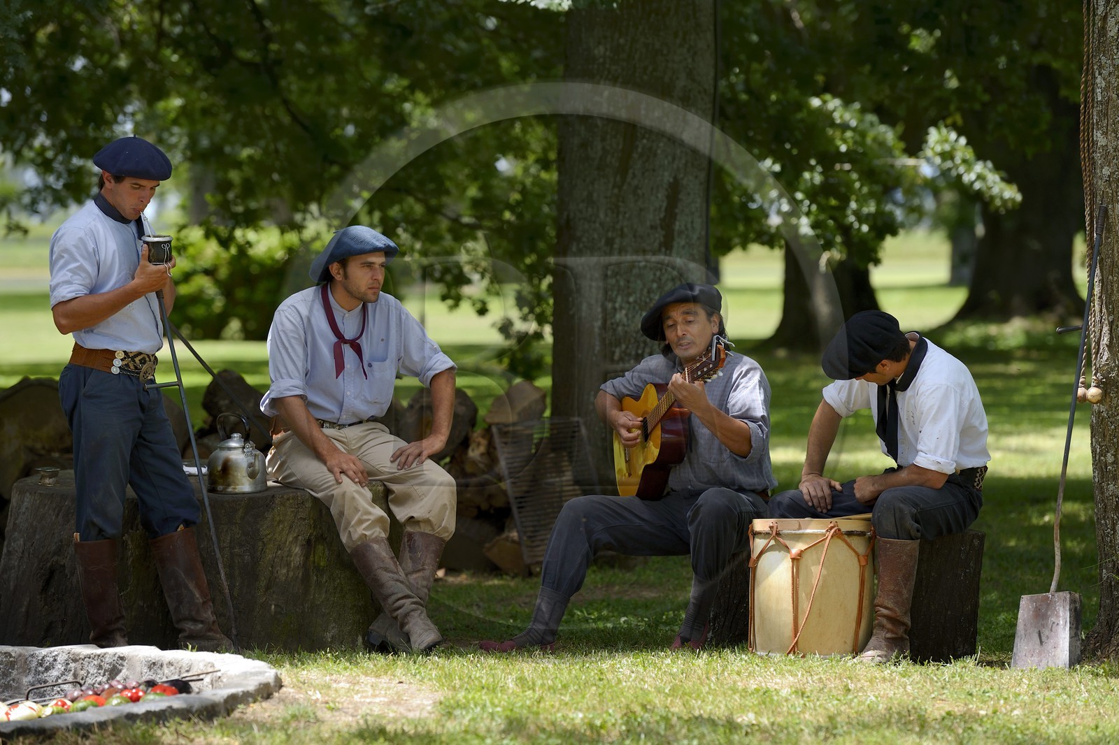 Argentine, province de Buenos Aires, San Antonio de Areco, estancia La Bamba de Areco, gauchos au campement, c'est le temps de la musique et des chants Estilos et Milongas