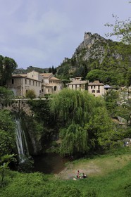France, Hérault (34), village médiéval de Saint-Guilhem-le-Désert, étape du pélerinage de Saint-Jacques-de-Compostelle, labellisé Les Plus Beaux Villages de France, abbaye de Gellone du XIe siècle classée Patrimoine Mondial de l'UNESCO