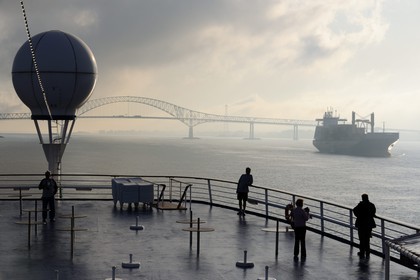Canada, province de Québec, le pont sur le fleuve Saint-Laurent à Trois-Rivières depuis le pont supérieur du bateau de croisière Princess Danaé
