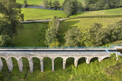 France, Nievre, Regional Natural Park of Morvan, Montreuillon, Marigny aqueduct bridge, 15 m high and 92 m long with 13 arches, along the Rigole d’Yonne which draws water from the Yonne at Lake Pannecière and feeds the Nivernais Canal (aerial view)