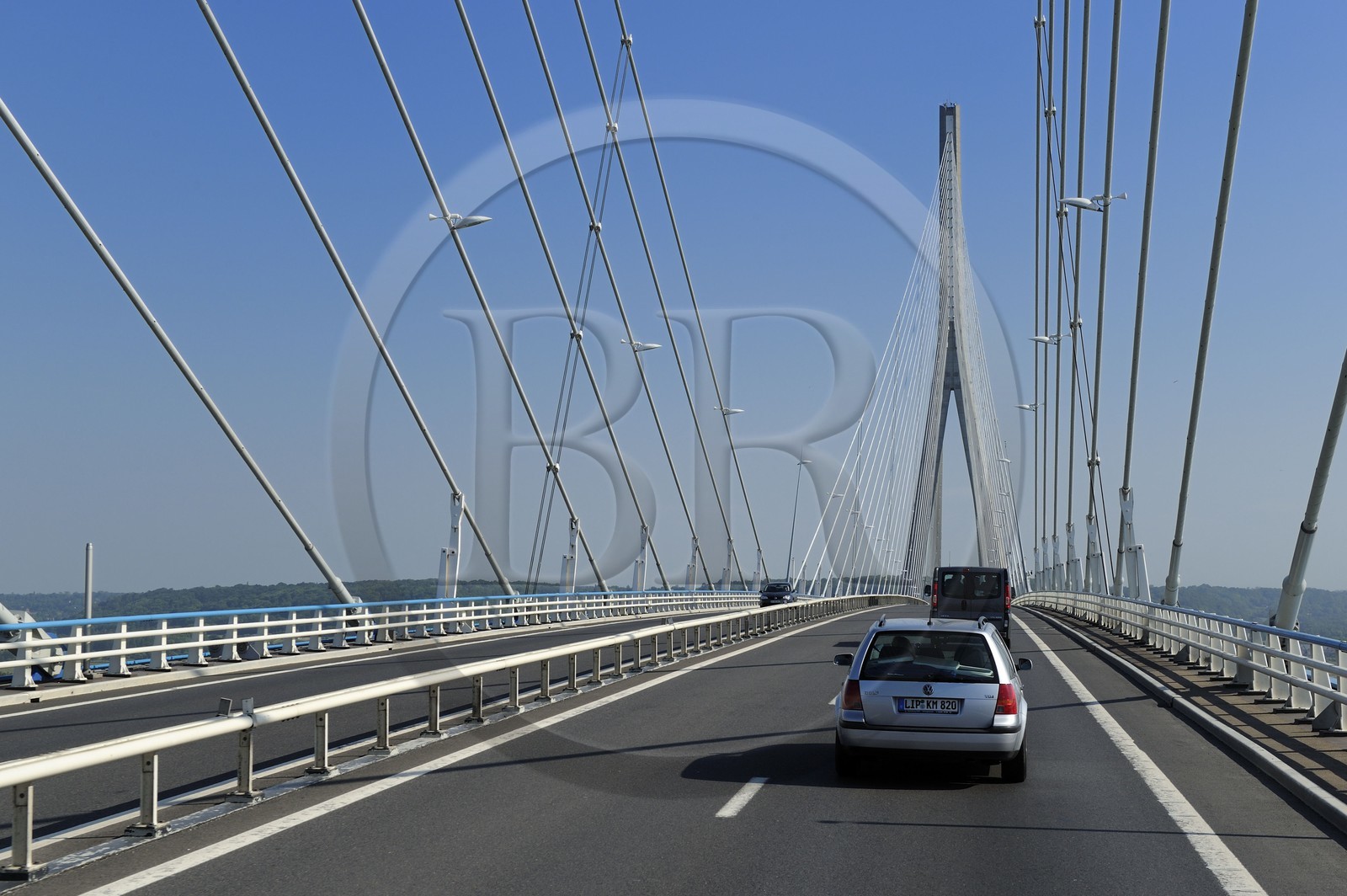 France, entre Calvados (14) et Seine-Maritime (76), le Pont de Normandie enjambe la Seine pour relier les villes de Honfleur et du Havre