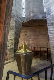 France, Charente-Maritime (17), Royan, église Notre-Dame de Royan construite de 1955 à 1958 par l'architecte Guillaume Gillet (Grand Prix de Rome), les fonts baptismaux